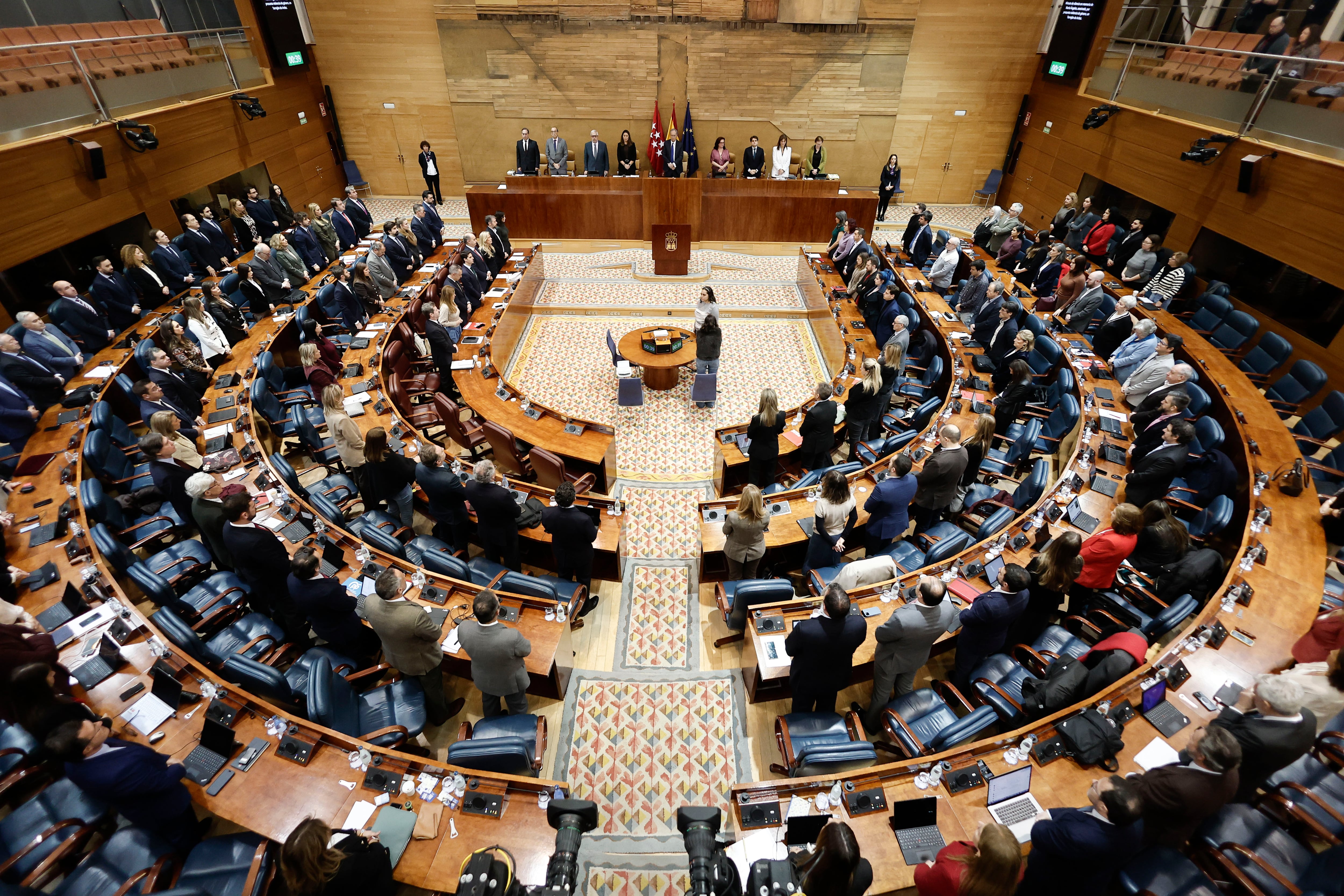 MADRID, 04/12/2025.- Los diputados regionales guardan un minuto de silencio en recuerdo de la mujer asesinada presuntamente por su pareja en Torrejón de Ardoz, al inicio del pleno de la Asamblea de Madrid, este jueves. EFE/ Sergio Pérez
