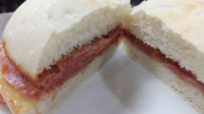 Mollete mediano con chopped a la plancha en el Bar San Pedro