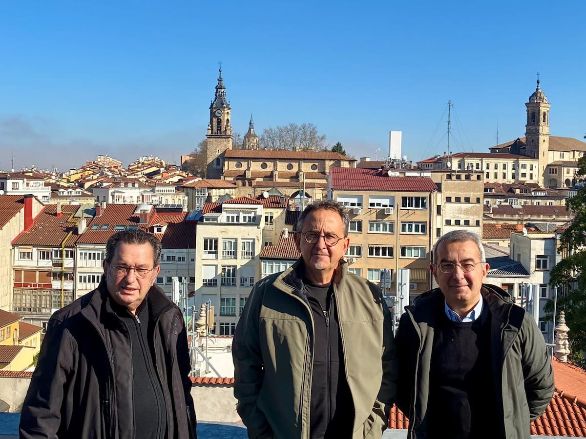 Hablamos con el grupo de vitorianos que quiere conmemorar los 50 años de la Plaza de los Fueros con un libro y una exposición