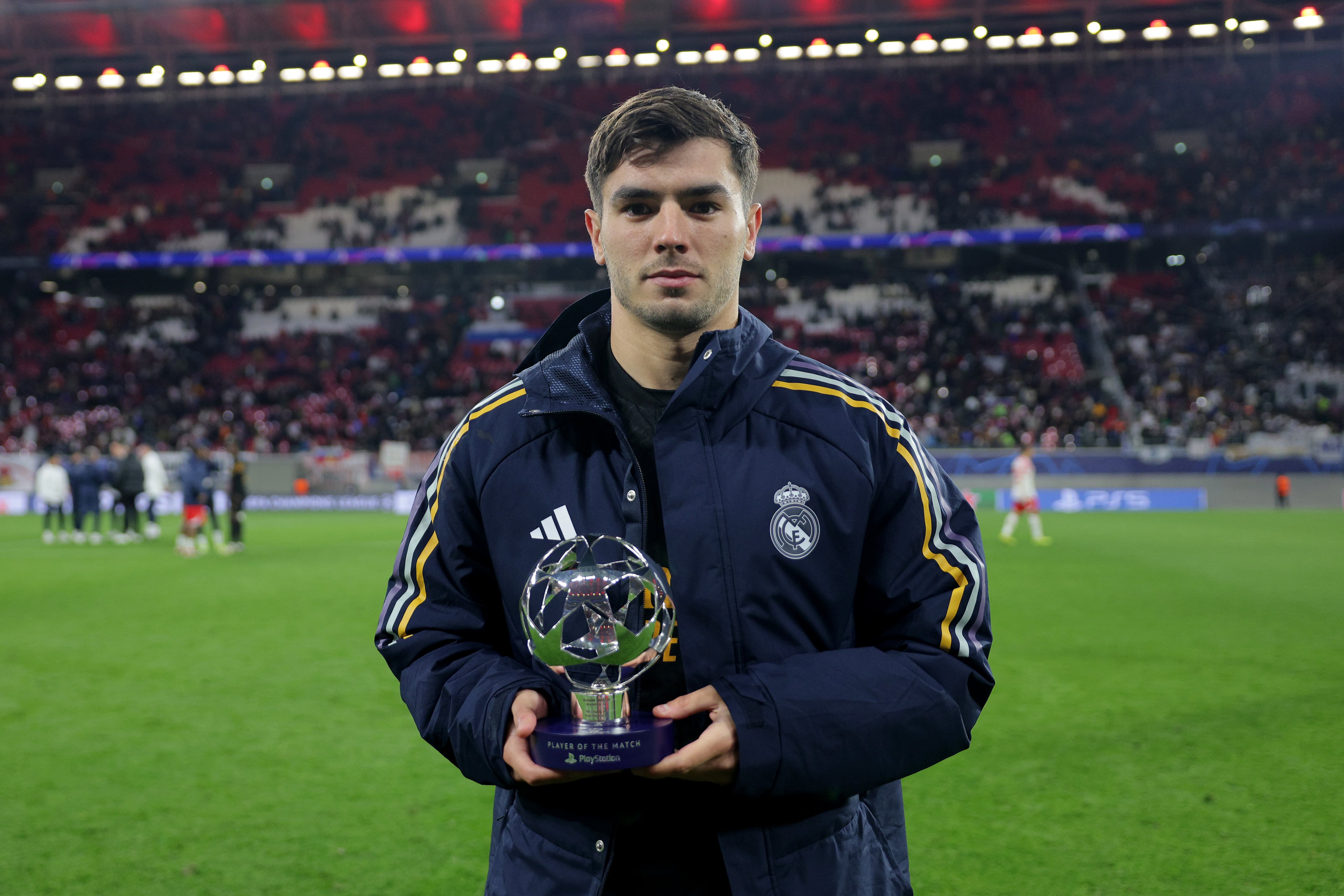 Brahim sujeta el trofeo de mejor jugador del partido.