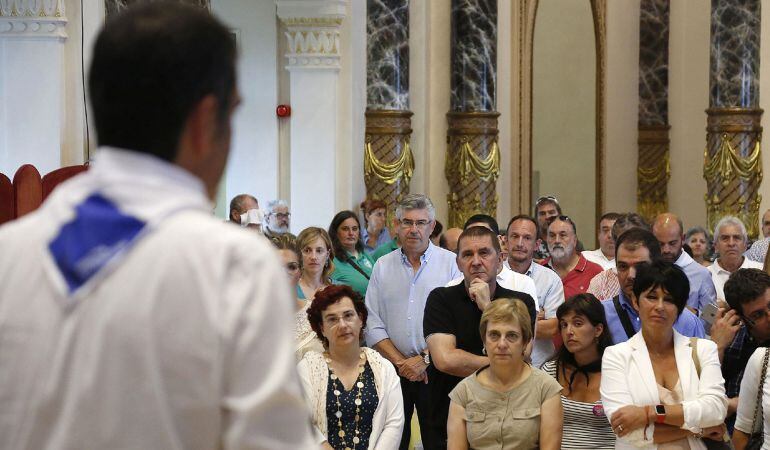 El alcalde, Eneko Goia, durante su intervención en el tradicional aperitivo que el Ayuntamiento ofrece durante la Semana Grande