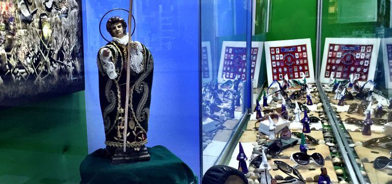 Escaparte decorado con motivos nazarenos en Carretería.