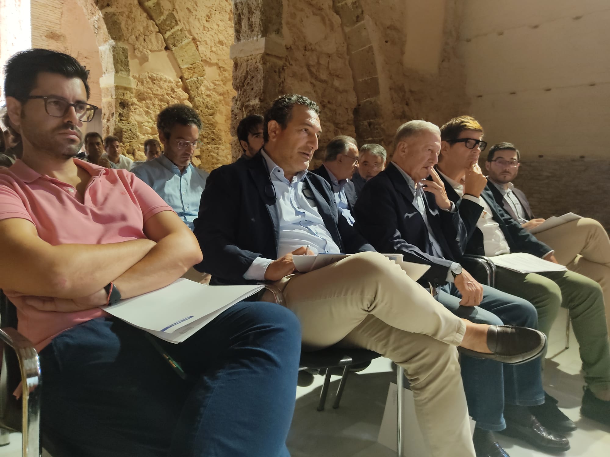 Asistentes al comité ejecutivo de ATEVAL en el Palau dels Milà i Aragó de Albaida