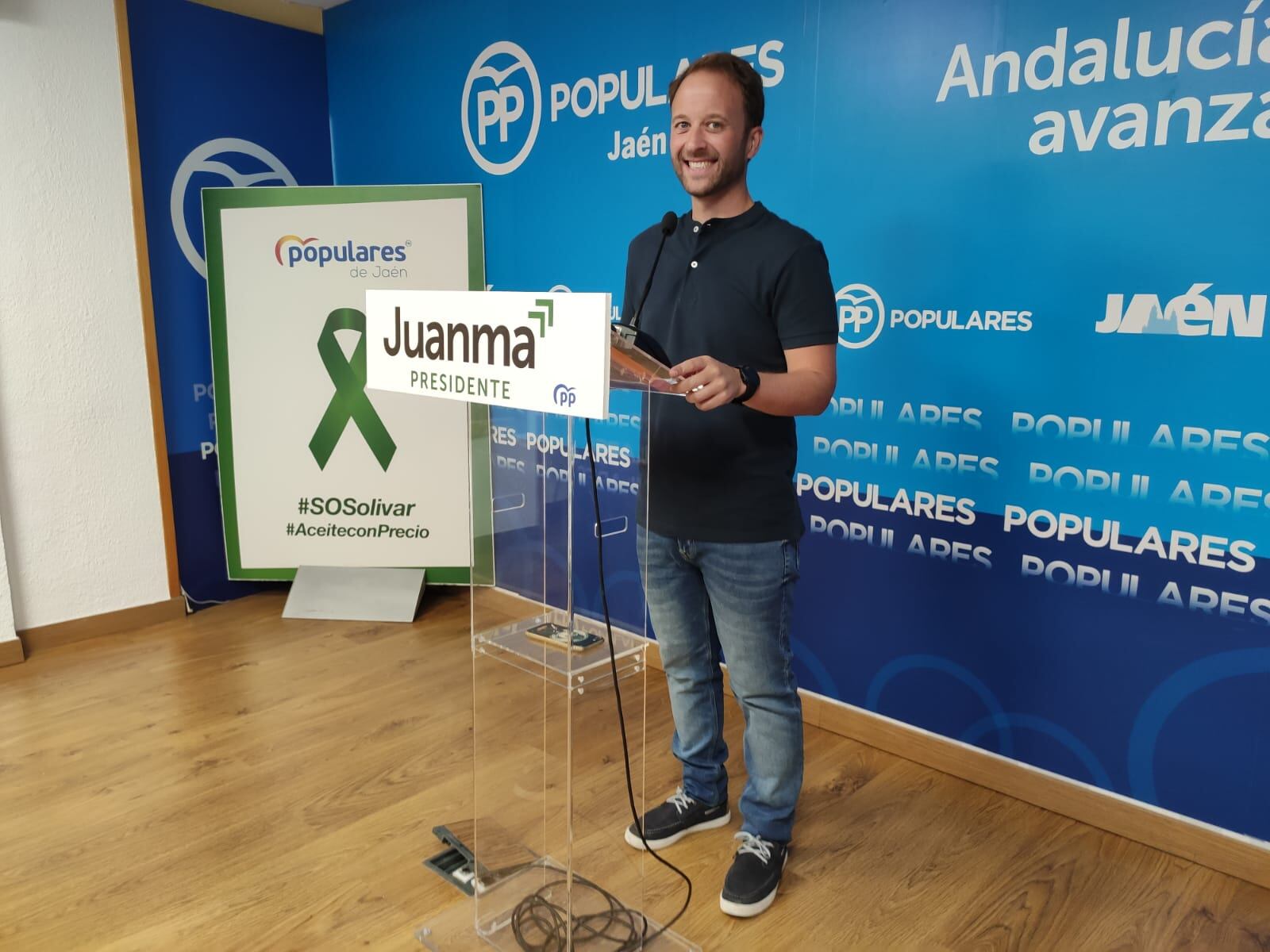 El presidente del PP de Jaén, Erik Domínguez, mira a cámara minutos antes de una rueda de prensa