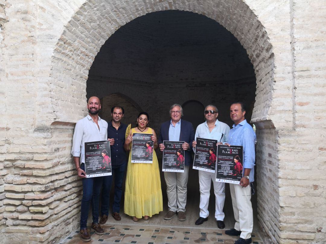 Tomasa 'La Macanita' con el cartel de este último ciclo de Viernes Flamenco