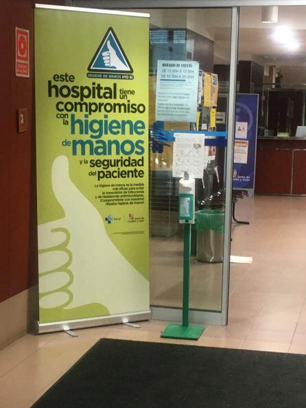 El hospital lucde varios carteles que le acredita como un centro sanitario comprometido con la higiene de manos y la seguridad de los pacientes