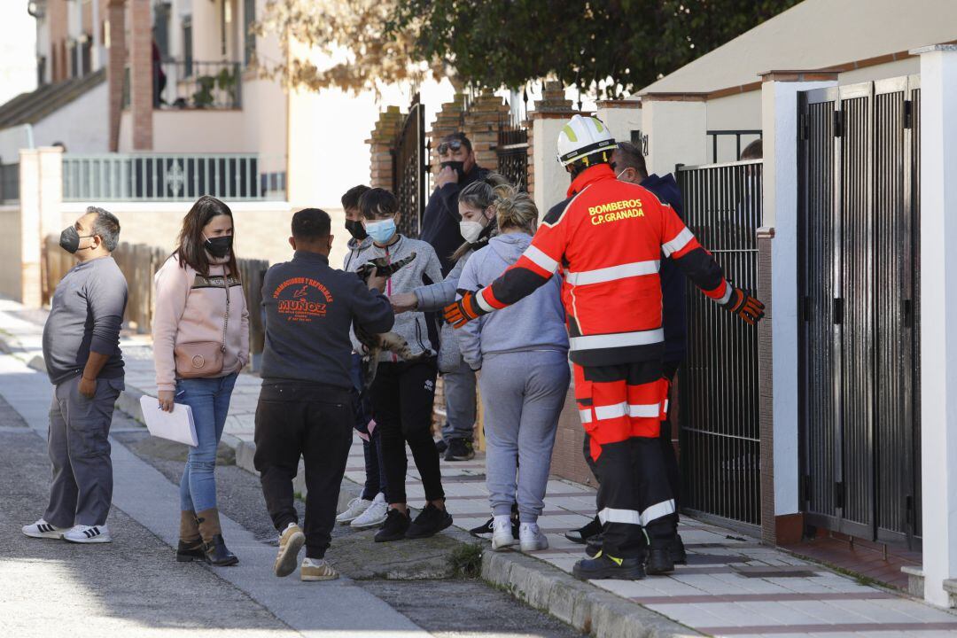 Un bombero atiende a varios vecinos tras el terremoto de 4.4 grados con epicentro en Santa Fe, que ha dejado numerosos daños materiales en varias viviendas de la localidad de Atarfe.