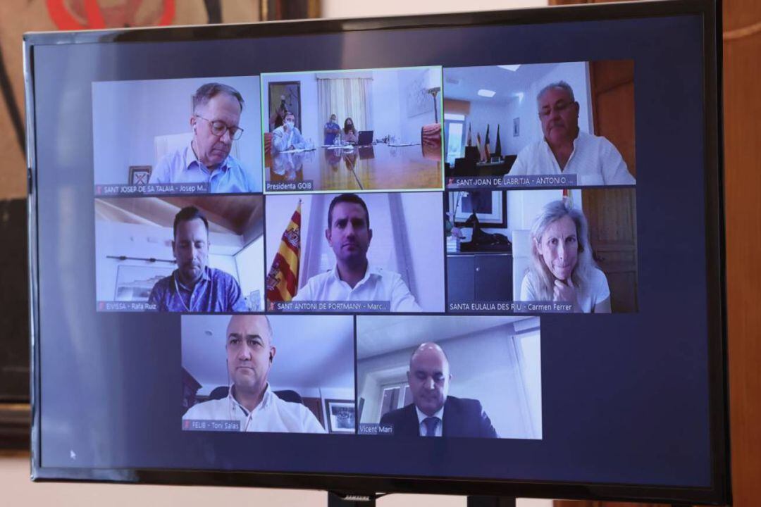 Imagen de archivo de una reunión entre Consell y ayuntamientos