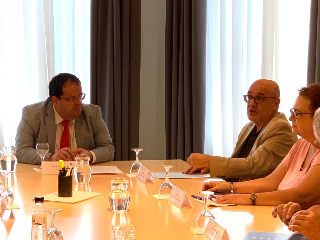 El conseller, Joan Ignasi Elena, i el director del Servei Català de Trànsit, Ramon Lamiel, en una reunió al departament d'Interior amb les associacions de víctimes de trànsit