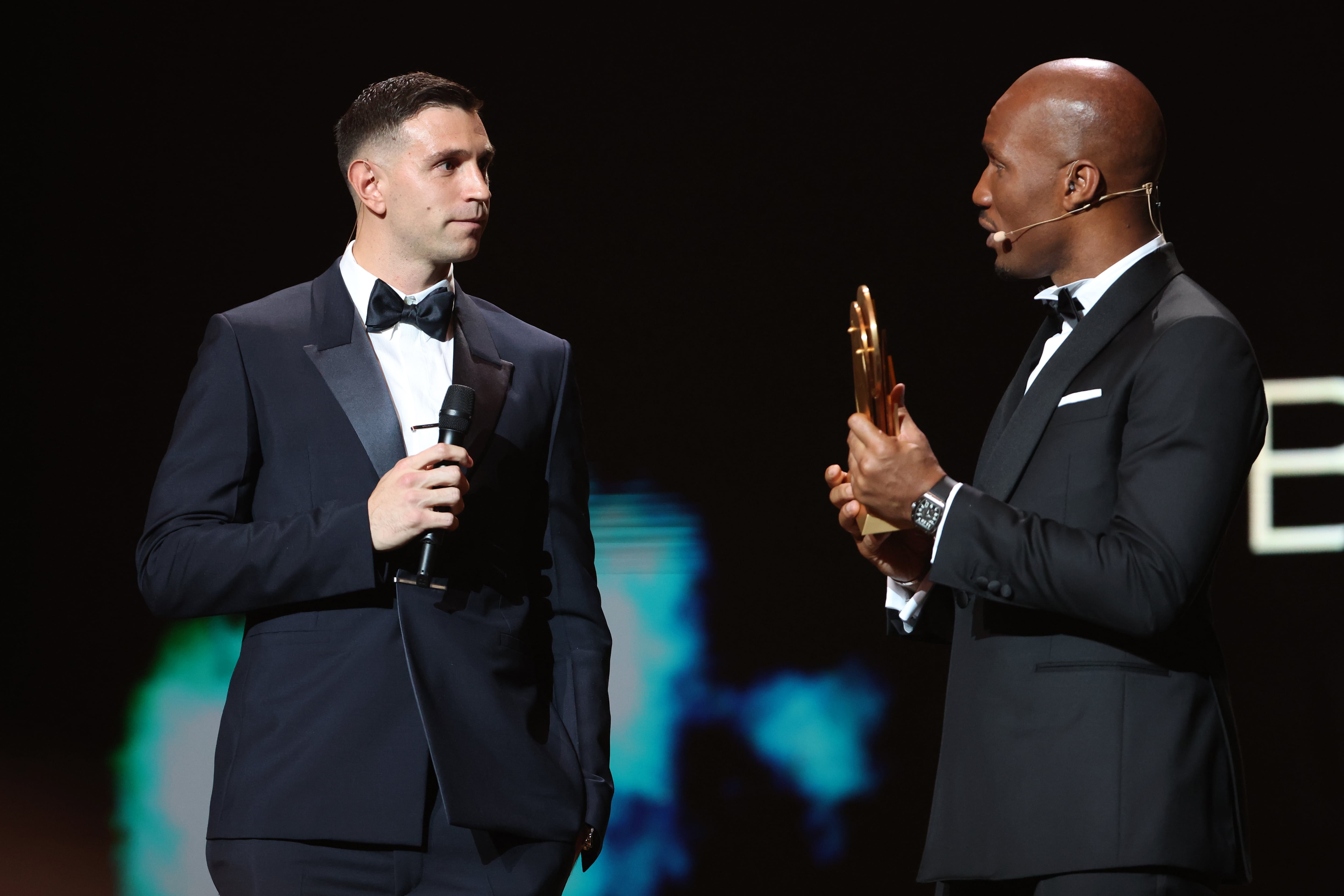 el &#039;Dibu&#039; Martínez recibe el premio a mejor portero del año en la gala del balón de Oro