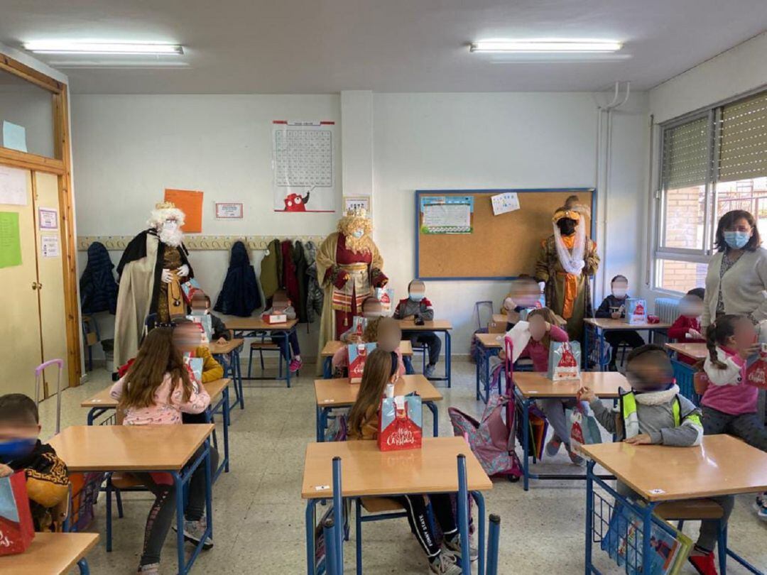 Momento de la visita de los Reyes Magos a uno de los centros escolares de la ciudad