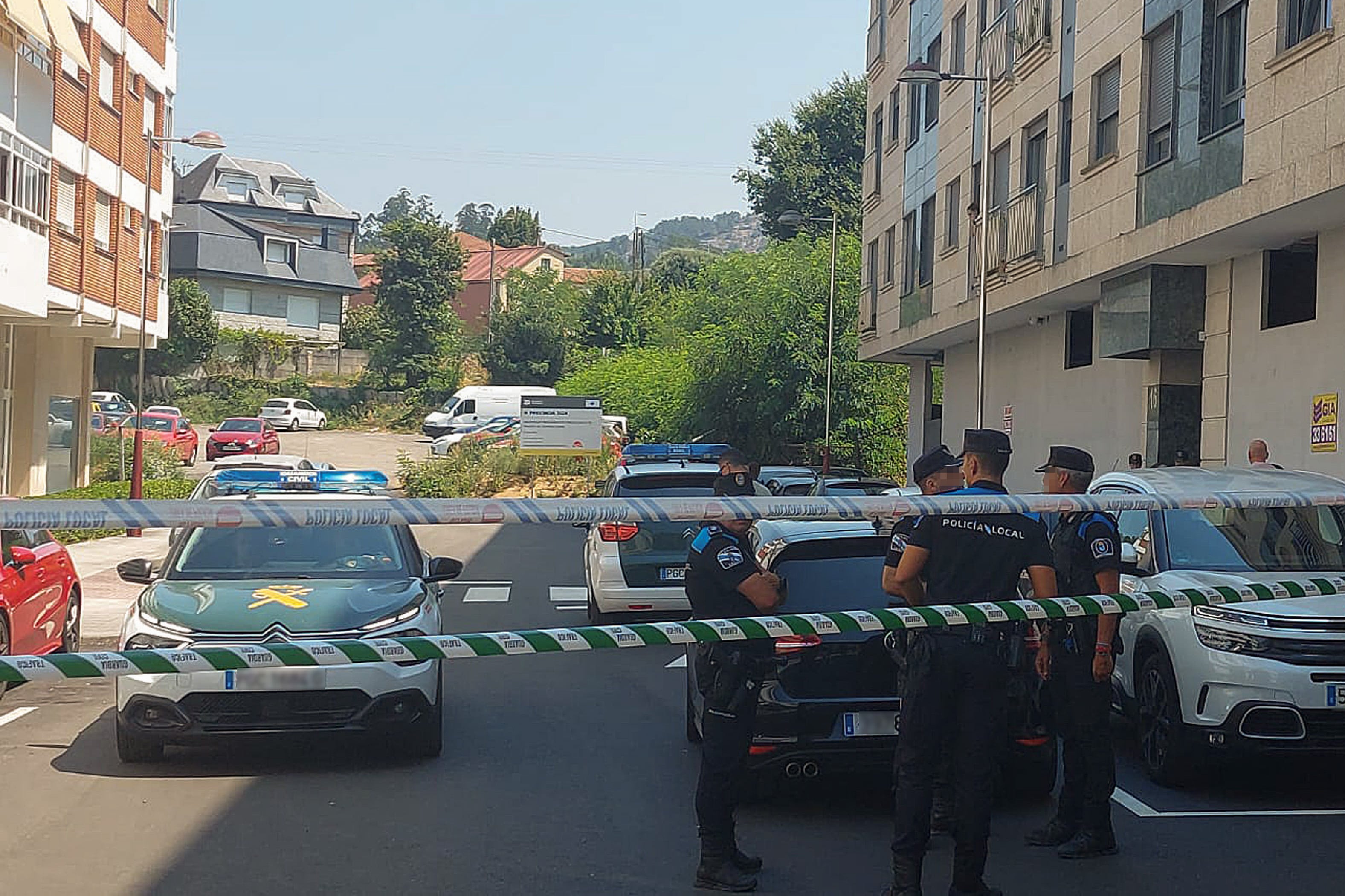 O PORRIÑO (PONTEVEDRA), 01/08/2025.- La Guardia Civil investiga la muerte violenta de una mujer de 53 años en O Porriño (Pontevedra), el segundo crimen que se registra esta semana en esa localidad tras el de una trabajadora social. EFE/ Salvador Sas
