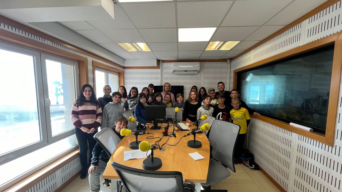 El alumnado del CEIP María Valle homenajea a la mujer que pone nombre a su colegio