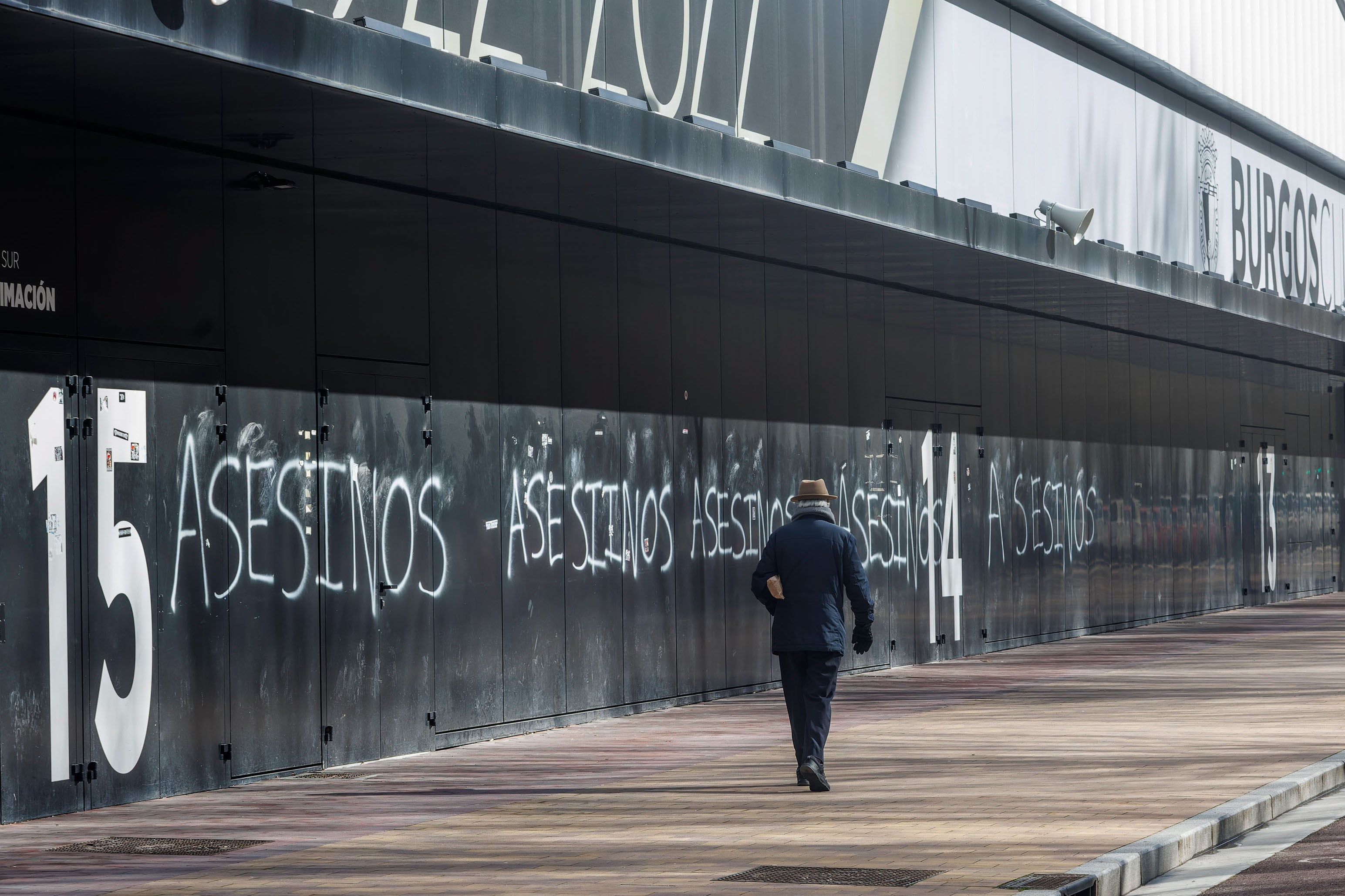 BURGOS (CASTILLA Y LEÓN), 26/02/2024.- Fotografía este lunes, de las pintadas en las que se lee &quot;Asesinos&quot; este lunes, en el campo de fútbol de El Plantio, donde juega el Burgos CF, por el asesinato del joven vallisoletano ocurrido el sábado en Burgos. El Burgos CF muestra su &quot;compromiso absoluto&quot; a erradicar la violencia en los estadios, en palabras de su propietario, Marcelo Figoli, quien ha defendido que la afición burgalesa tiene un &quot;comportamiento ejemplar&quot; después de que hayan aparecido pintadas con la palabra &#039;Asesinos&#039; en el Estadio Municipal El Plantío. EFE/Santi Otero
