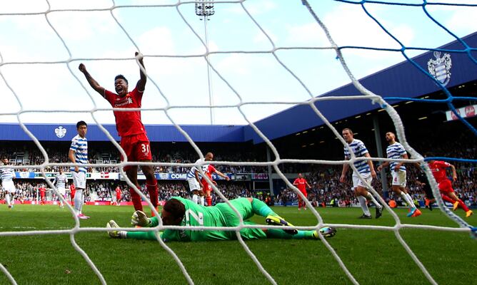 Sterling celebra uno de los goles del Liverpool ante el QPR.