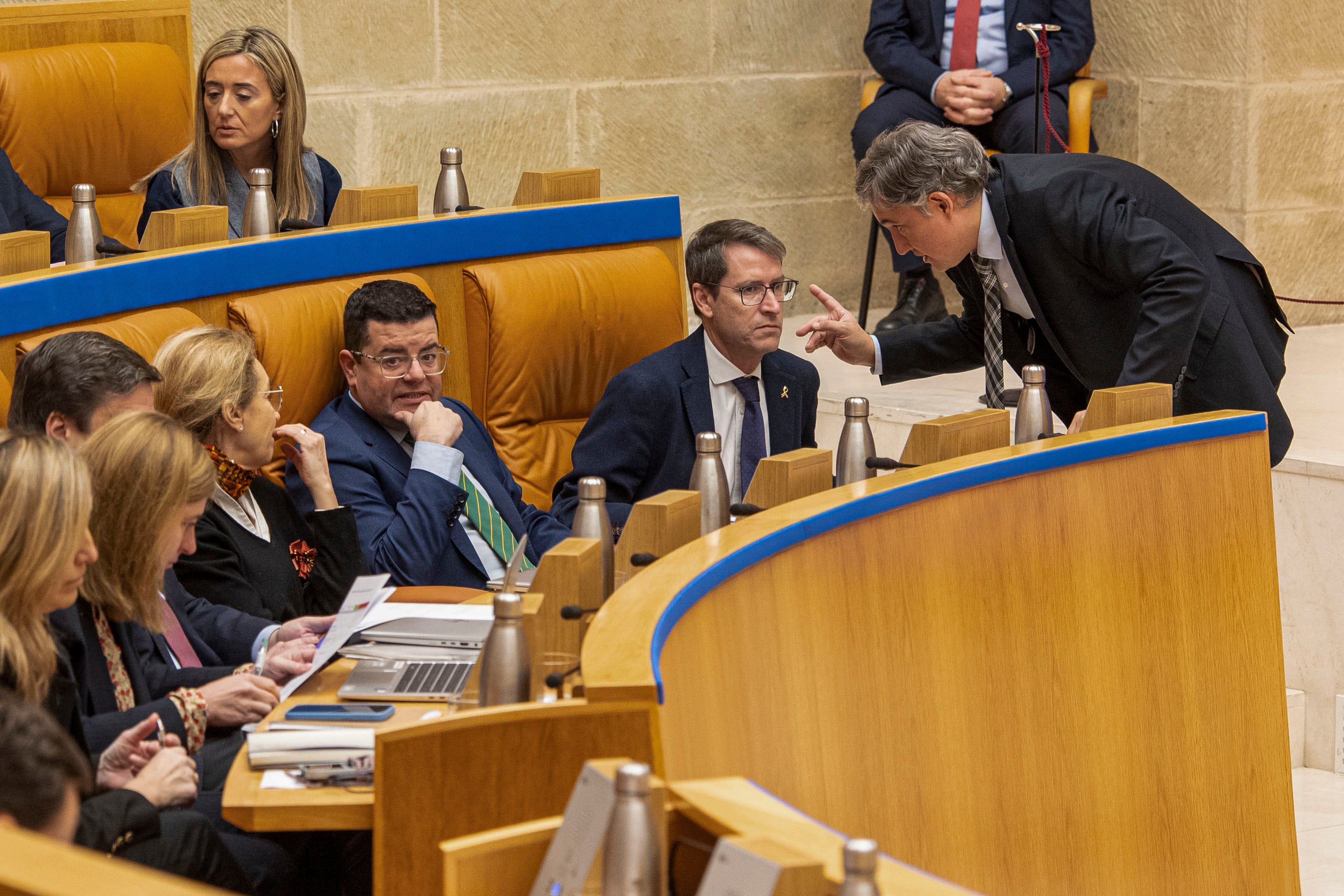 LOGROÑO, 27/12/2023.- El presidente del gobierno de La Rioja, Gonzalo Capellán (2d) junto al consejero de Cultura José Luis Pérez (d) durante el pleno de enmiendas parciales a los proyectos de ley de Presupuestos y de Medidas Fiscales y Administrativas de La Rioja para 2024, celebrado este miércoles en el Parlamento. EFE/Raquel Manzanares
