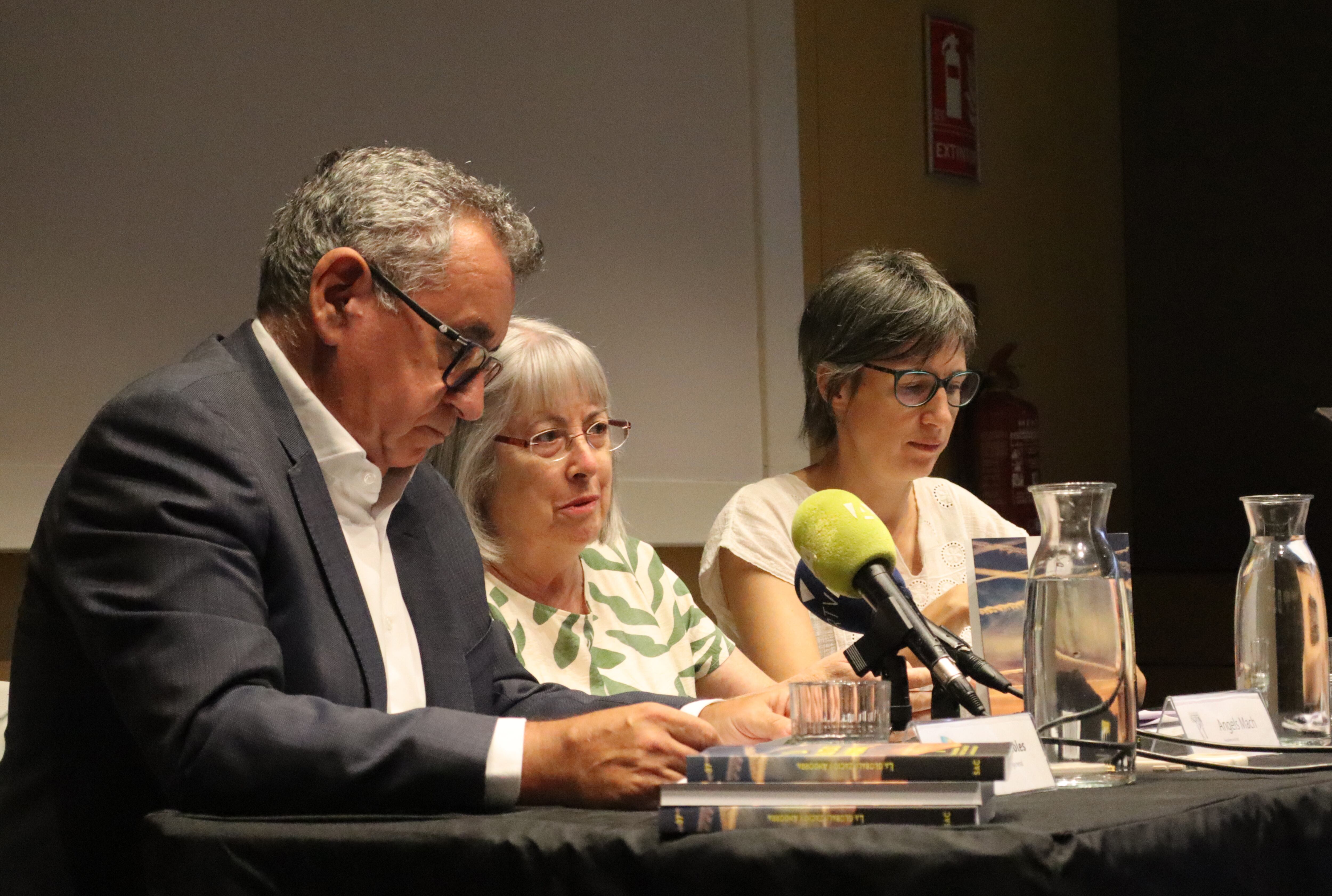 El director general de FEDA, Albert Moles, la presidenta de la SAC, Àngels Mach, i la coordinadora de la SAC, Marta Fonolleda, durant la presentació del llibre &#039;Andorra i la globalització&#039;
