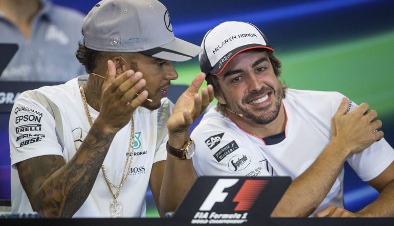 Lewis Hamilton y Fernando Alonso, en la rueda de prensa previa al GP de Bélgica de Fórmula 1.