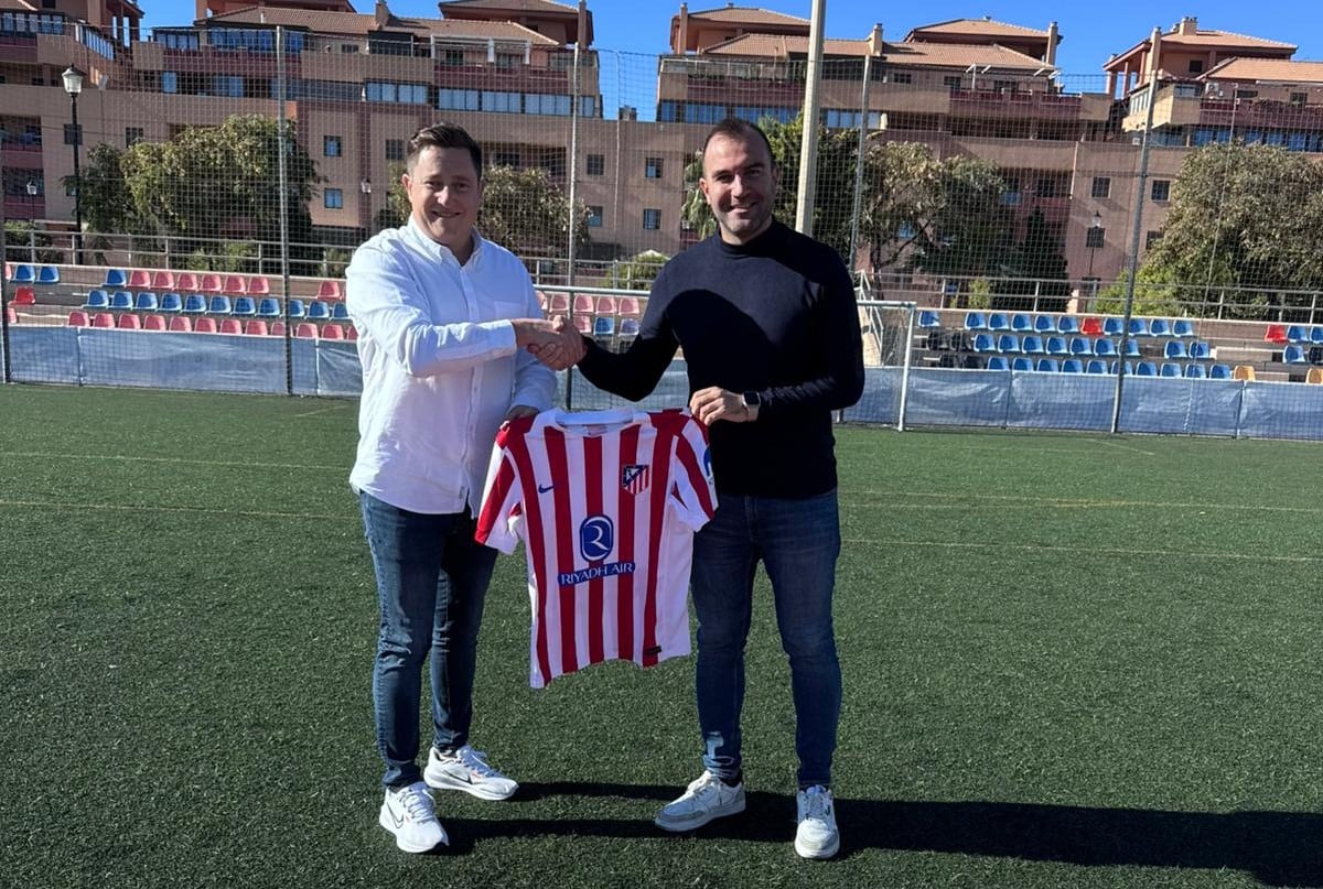 José Antonio García, director de la Escuela Municipal de Fútbol de Roquetas de Mar, (derecha).