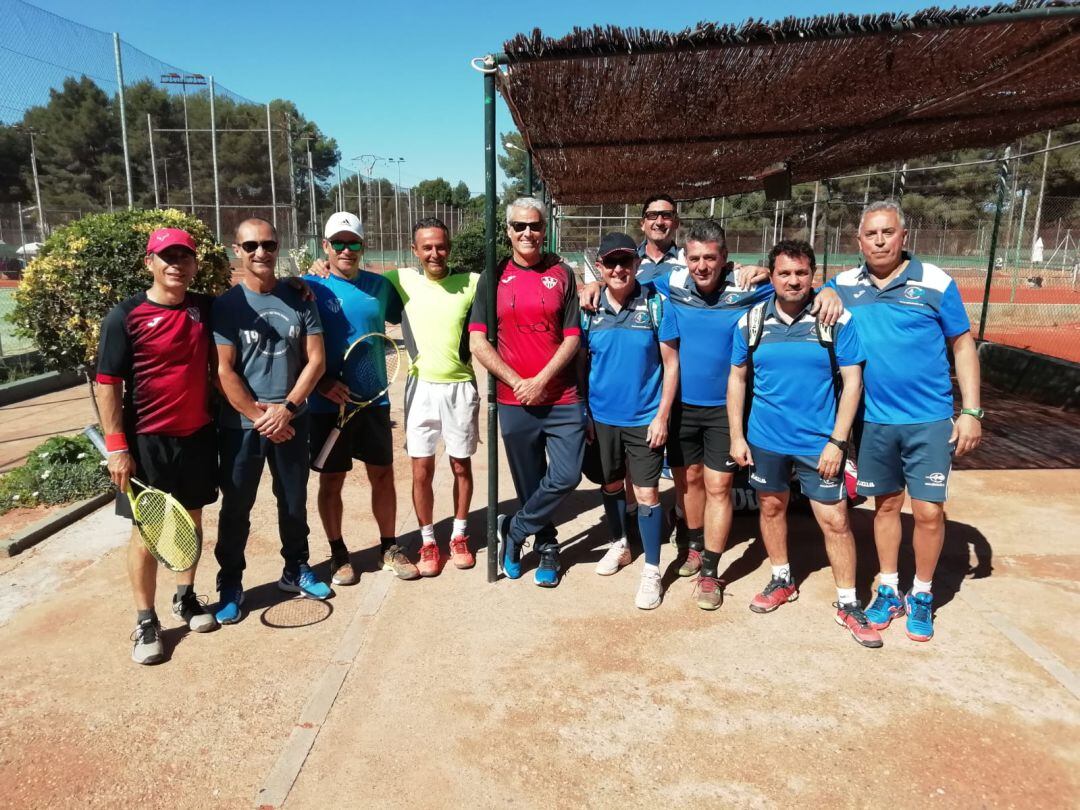 Los veteranos del Amigos del Tenis de Elda mantienen la categoría