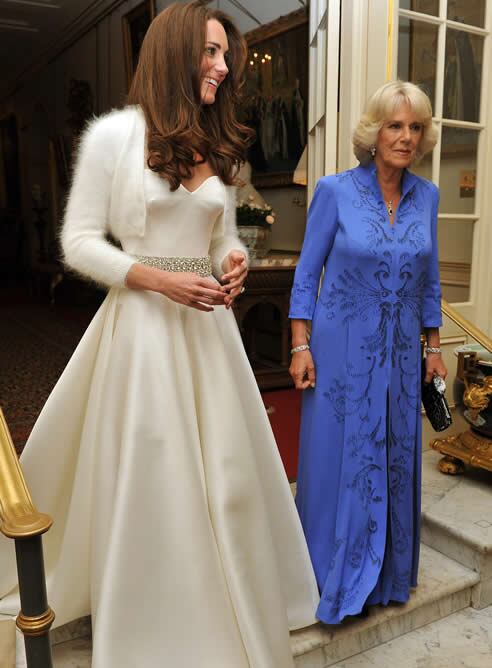 Kate y Camila lucen nuevos vestidos para la fiesta nocturna en la que se seguirá celebrando la boda