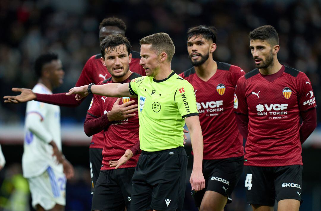 Los jugadores del Valencia protestan el penalti que supuso el 1-0