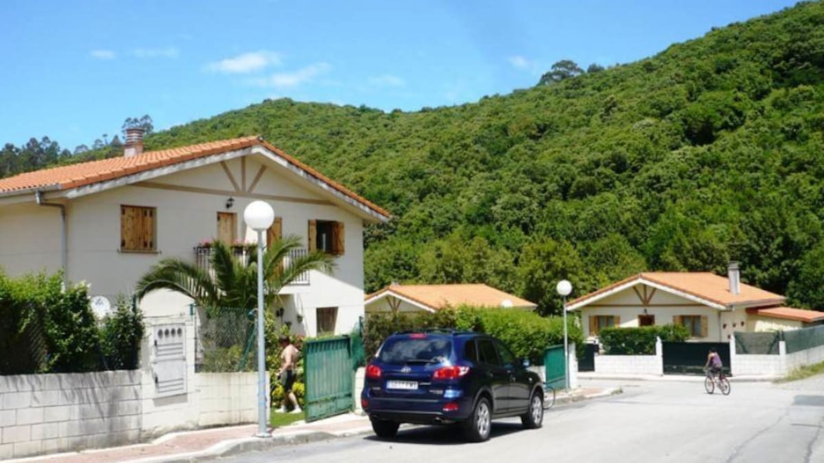 El 80% de los 120 afectados por derribos en Argoños ha optado por la vivienda de sustitución