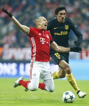 Robben y Savic, en una acción del encuentro.