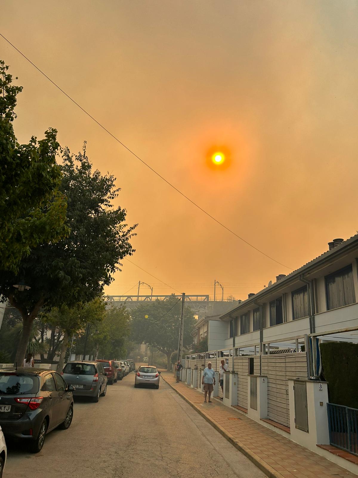 El fum ha obligat a confinar la població de Colera.