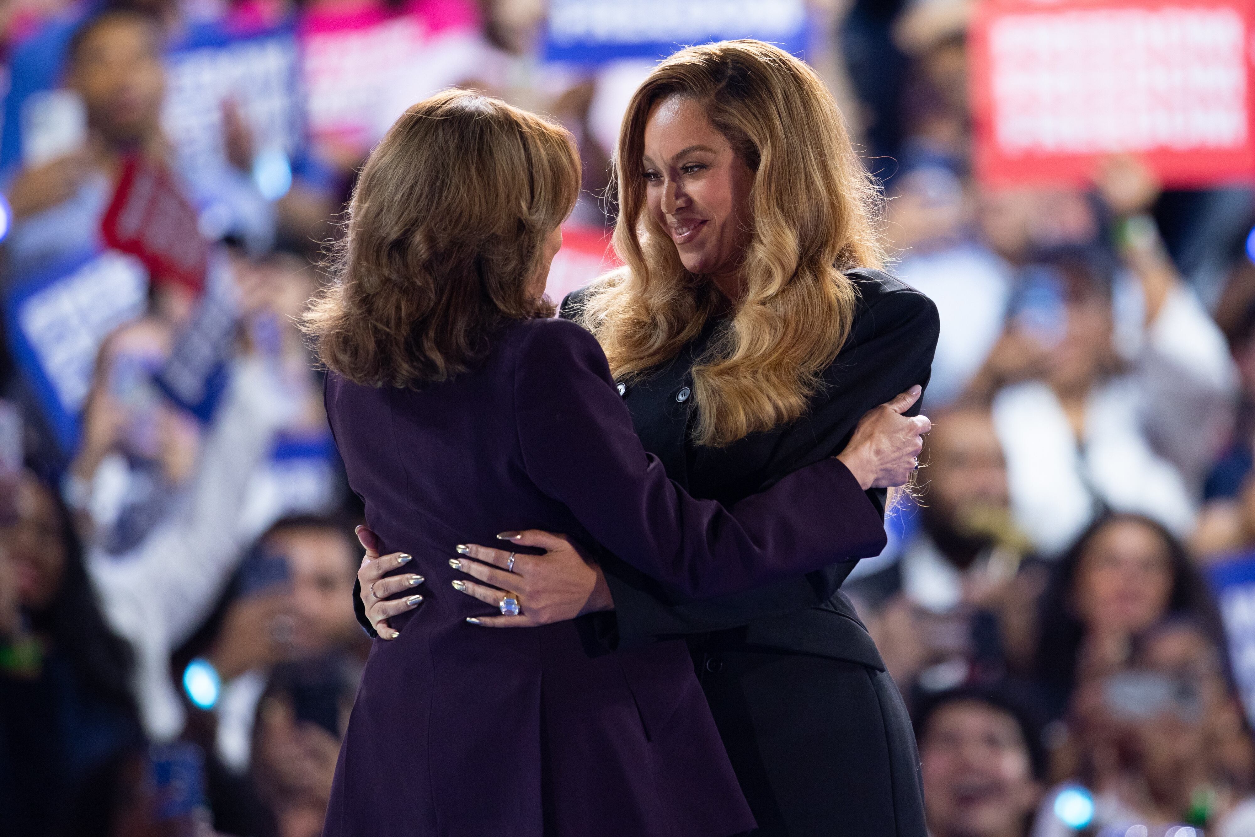 Kamala Harris junto a la cantante Beyoncé en un mitin en Houston