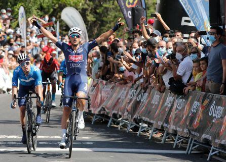 Edward Planckaert (Alpecin) supera a Gonzalo Serrano (Movistar) en la meta del Castillo de Burgos