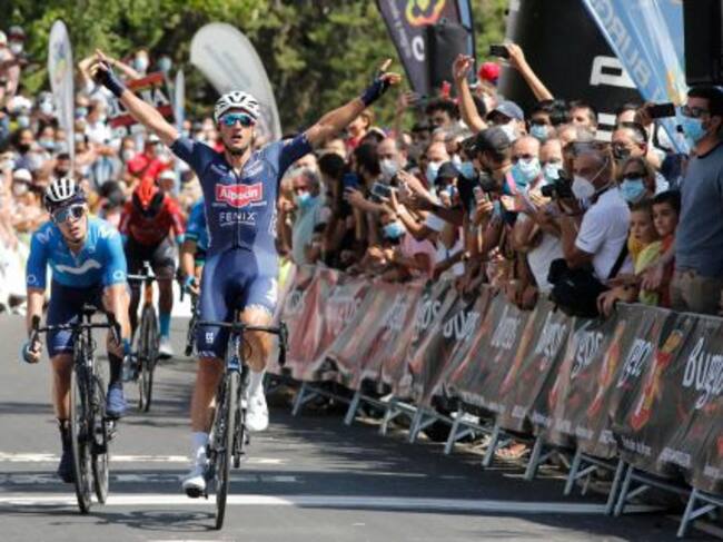 Edward Planckaert (Alpecin) supera a Gonzalo Serrano (Movistar) en la meta del Castillo de Burgos