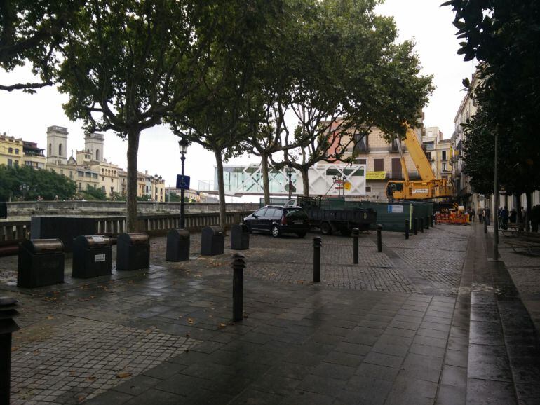 Una grua de grans dimensions retira el Vol Gastronòmic