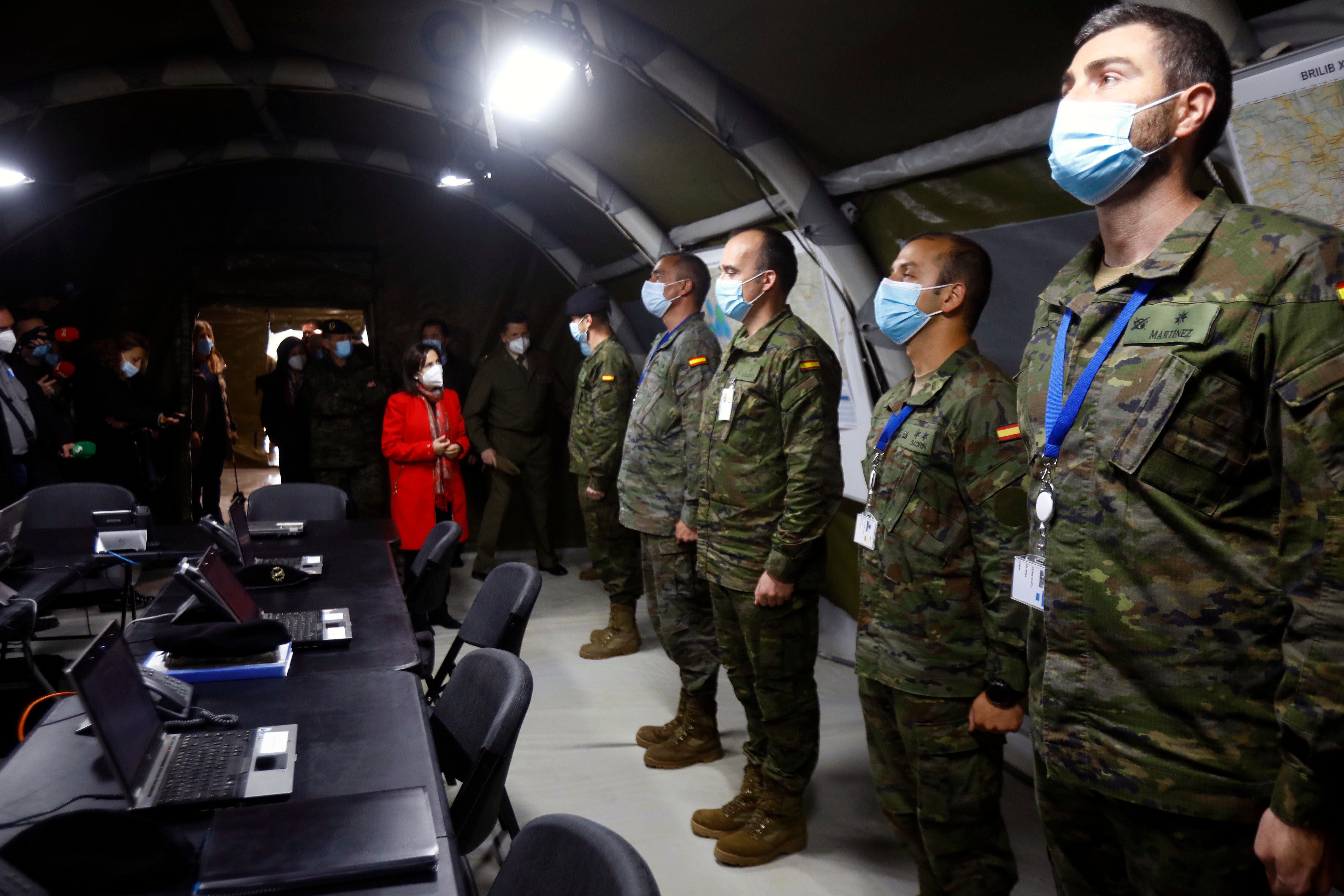 CERRO MURIANO (CÓRDOBA), 22/04/2022.-La ministra de Defensa, Margarita Robles, durante su visita hoy viernes a la Brigada "Guzmán el Bueno" X, en la base de Cerro Muriano en Córdoba, donde ha ironizado con la postura de la líder de Podemos, Ione Belarra, sobre Ucrania al pedir "apostarlo todo a la diplomacia", y ha mostrado su deseo de que "convenza a (Vladimir) Putin de que pare la masacre". EFE/Salas