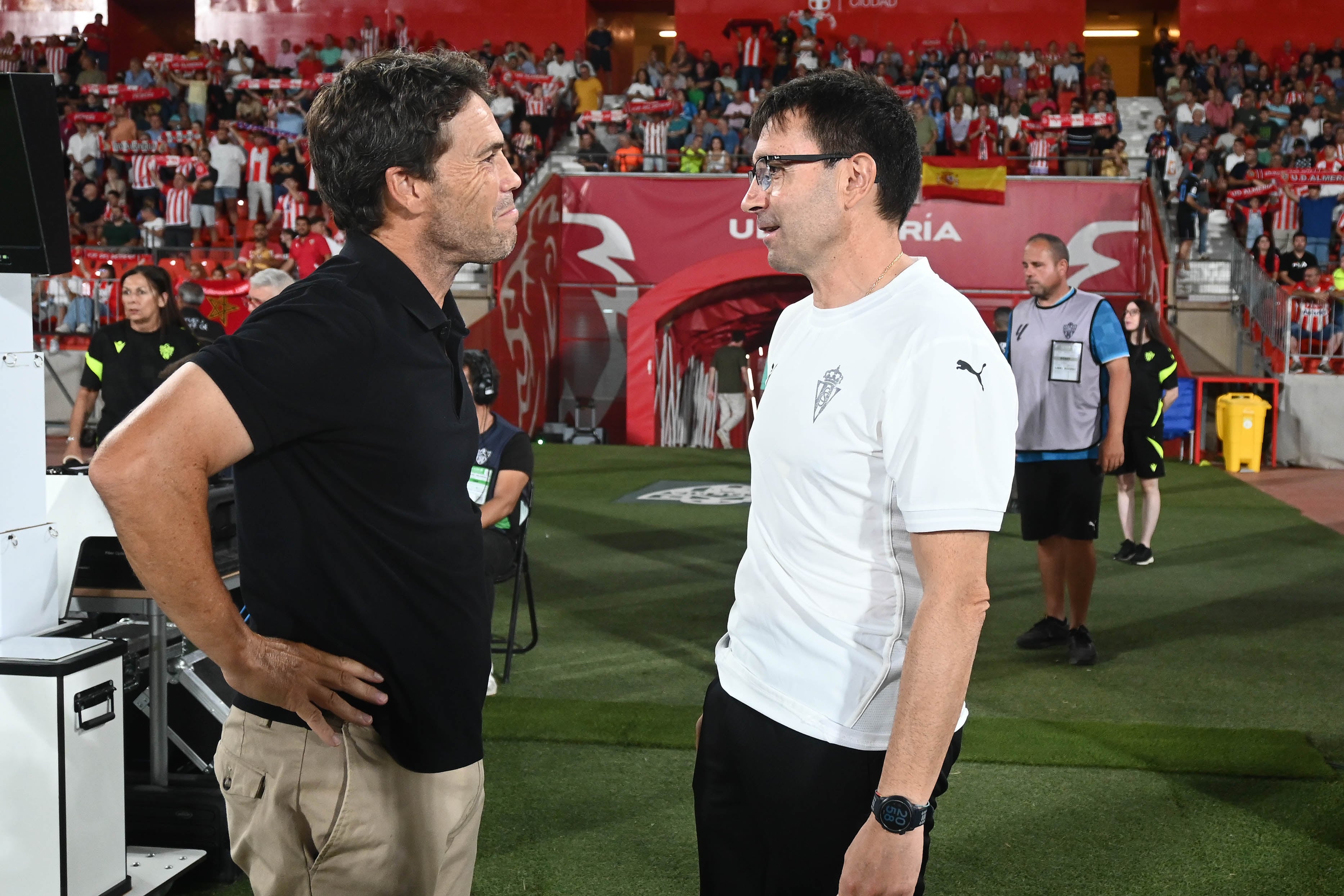 Rubi y Garitano se saludan antes del partido.
