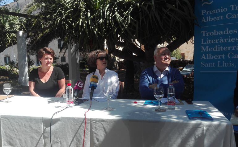 Mona Hatoum junto a la alcaldesa Montse Morlà y Miguel Ángel Moratinos.