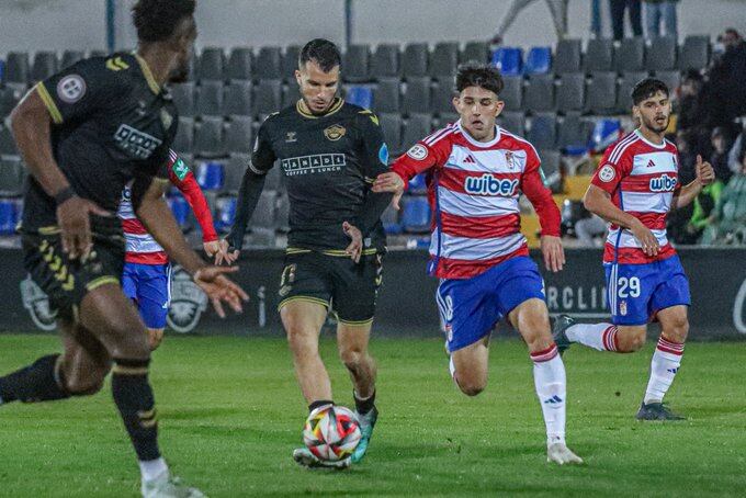 Pol Roigé, jugador del Intercity, frente al Recreativo Granada