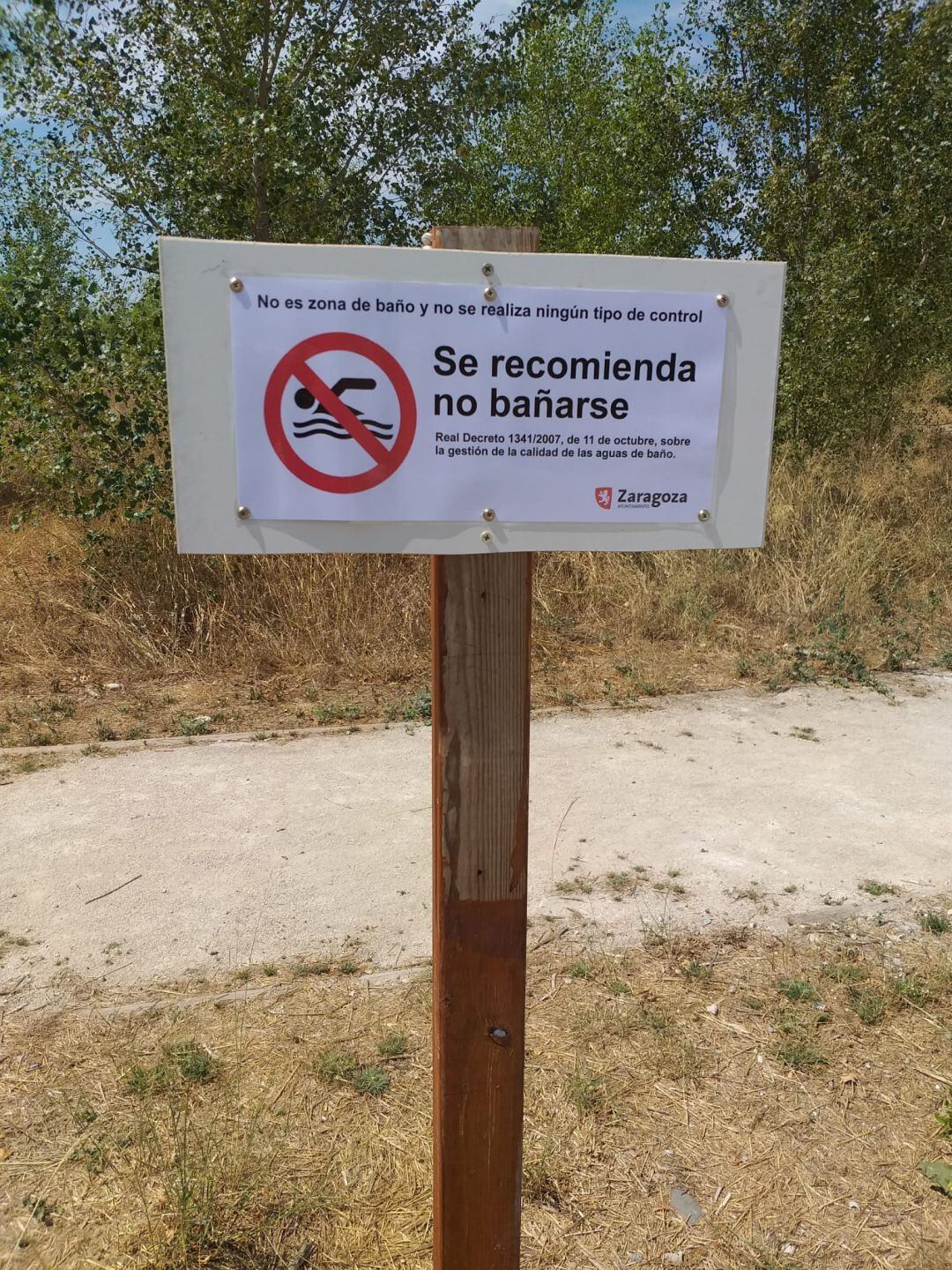 Una de las señales que ha colocado el Ayuntamiento de Zaragoza en el acceso al cauce del río Gállego