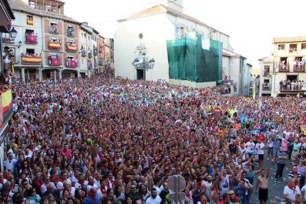 La Plaza Mayor de Cuéllar se vuelca con el pregón de Gómez Perlado