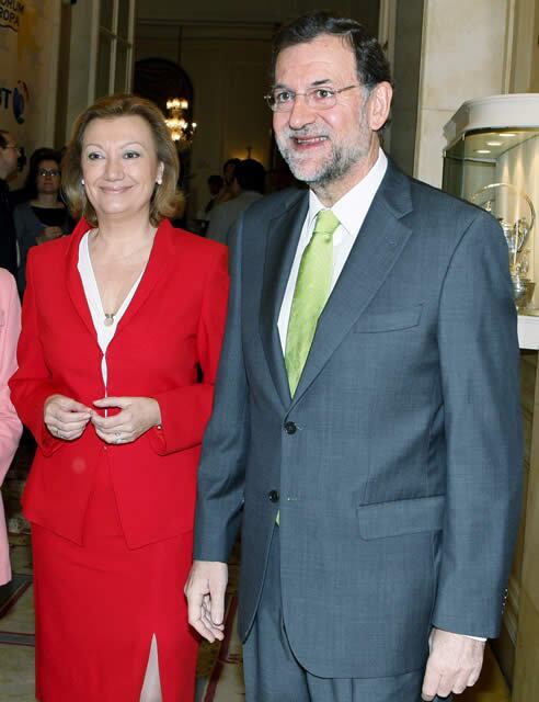 El líder del PP, Mariano Rajoy, y la presidenta de los populares de Aragón, Luisa Fernanda Rudi, antes de la conferencia que ésta pronunció este jueves en un desayuno informativo organizado por Nueva Economía Fórum, en Madrid.