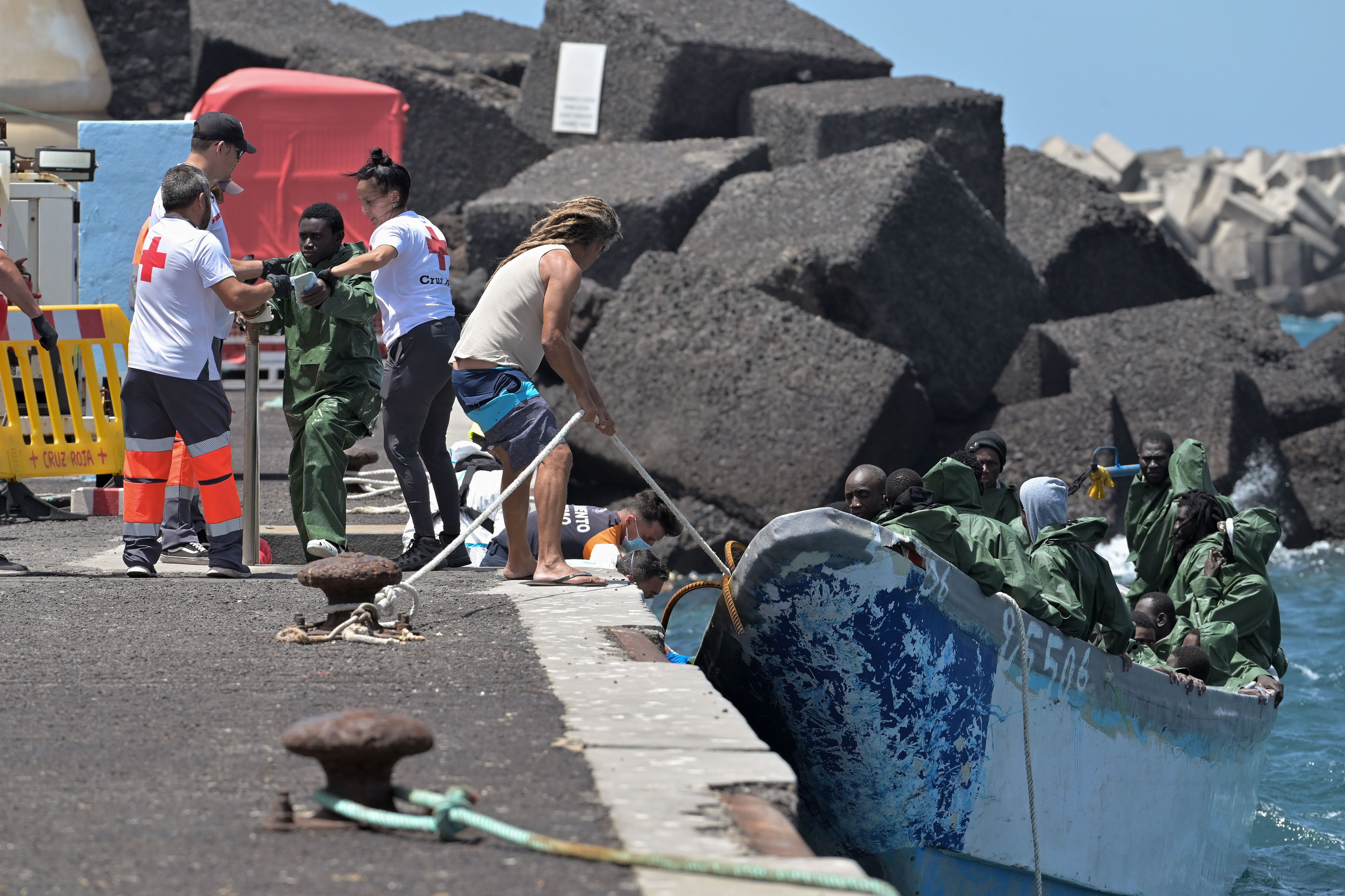 Un centenar de persones inmigrants són rescatats en arribar al Hierro en una pastera