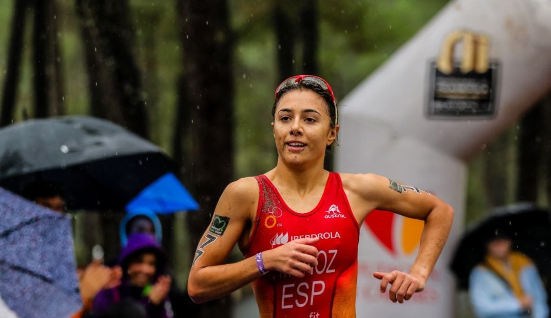 La triatleta de Cuéllar Marina Muñoz recibe la insignia de plata de la Federación Regional de Triatlón