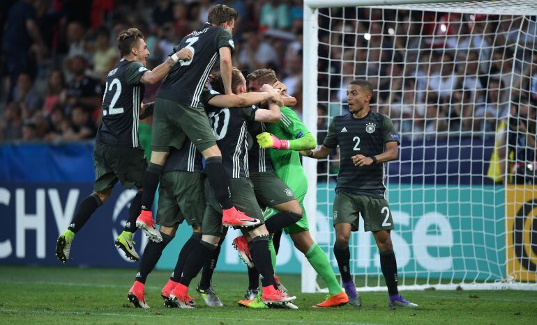 Los sub21 alemanes celebrando la victoria tras los penaltis contra Inglaterra en la semifinal de la Eurocopa. 