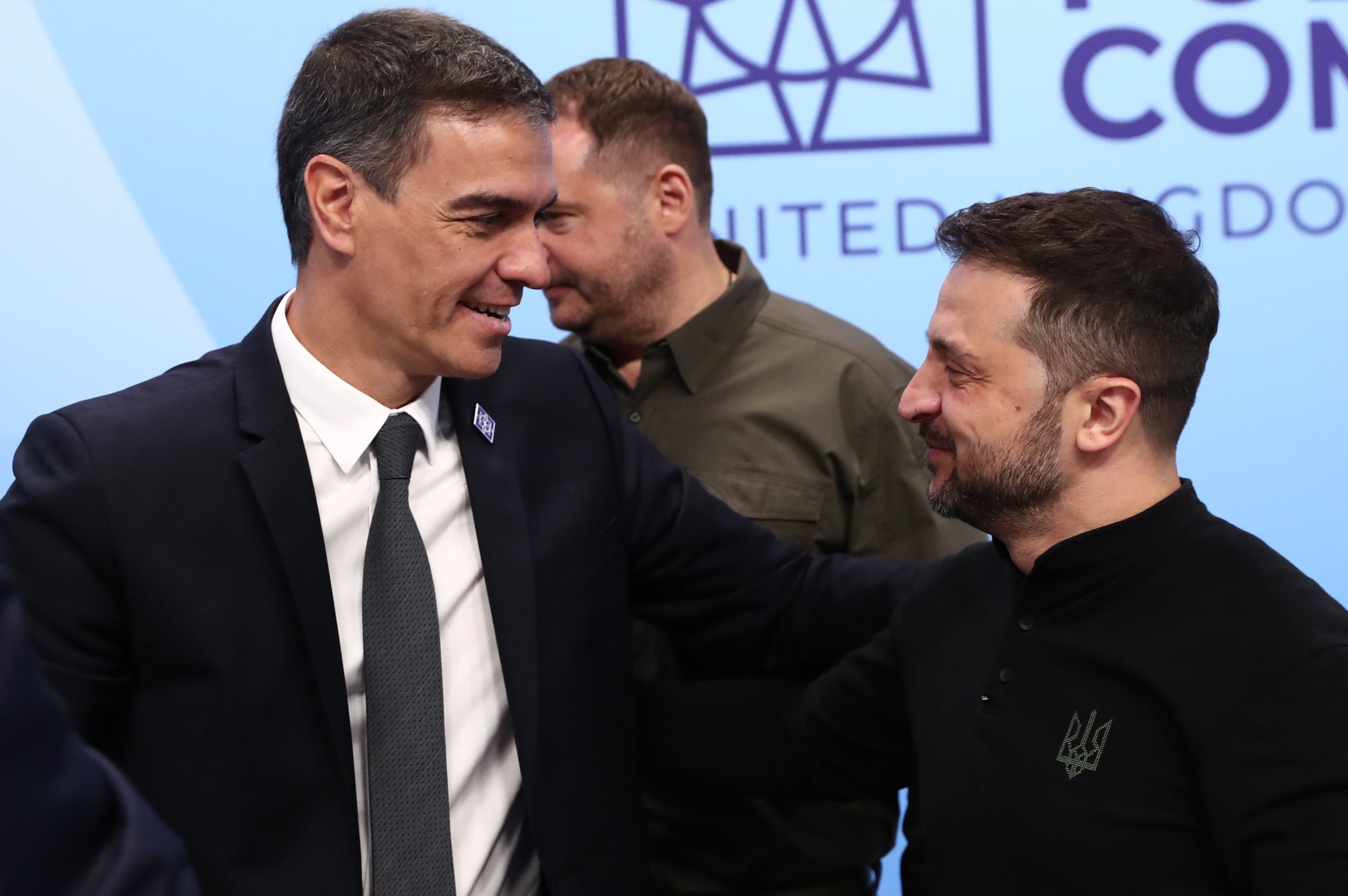 El presidente del Gobierno español, Pedro Sánchez, saluda al presidente de Ucrania, Volodímir Zelenski, durante el desarrollo de la cumbre de la Comunidad Política Europea que se celebra este jueves en el Reino Unido