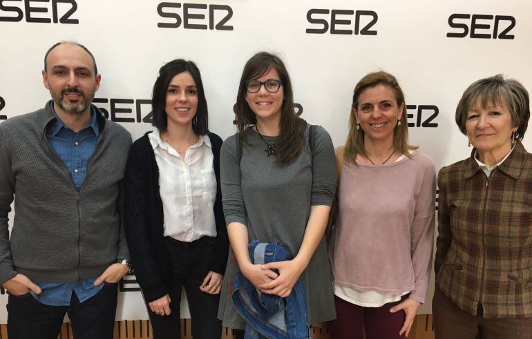 Antonio Ruiz, Lucía Arnaiz, Violeta Carmona, Pilar García y María Martínez Esparza en los estudios de Radio Murcia