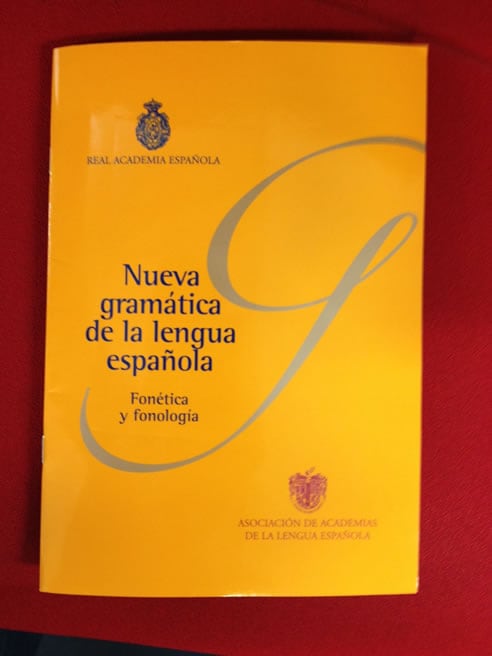 Portada de la nueva gramática de la lengua española