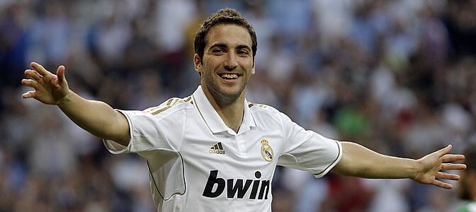 Higuaín celebra su primer gol ante el Betis