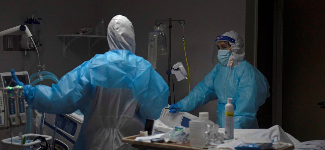 Sanitarios trabajan en una unidad con pacientes Covid.