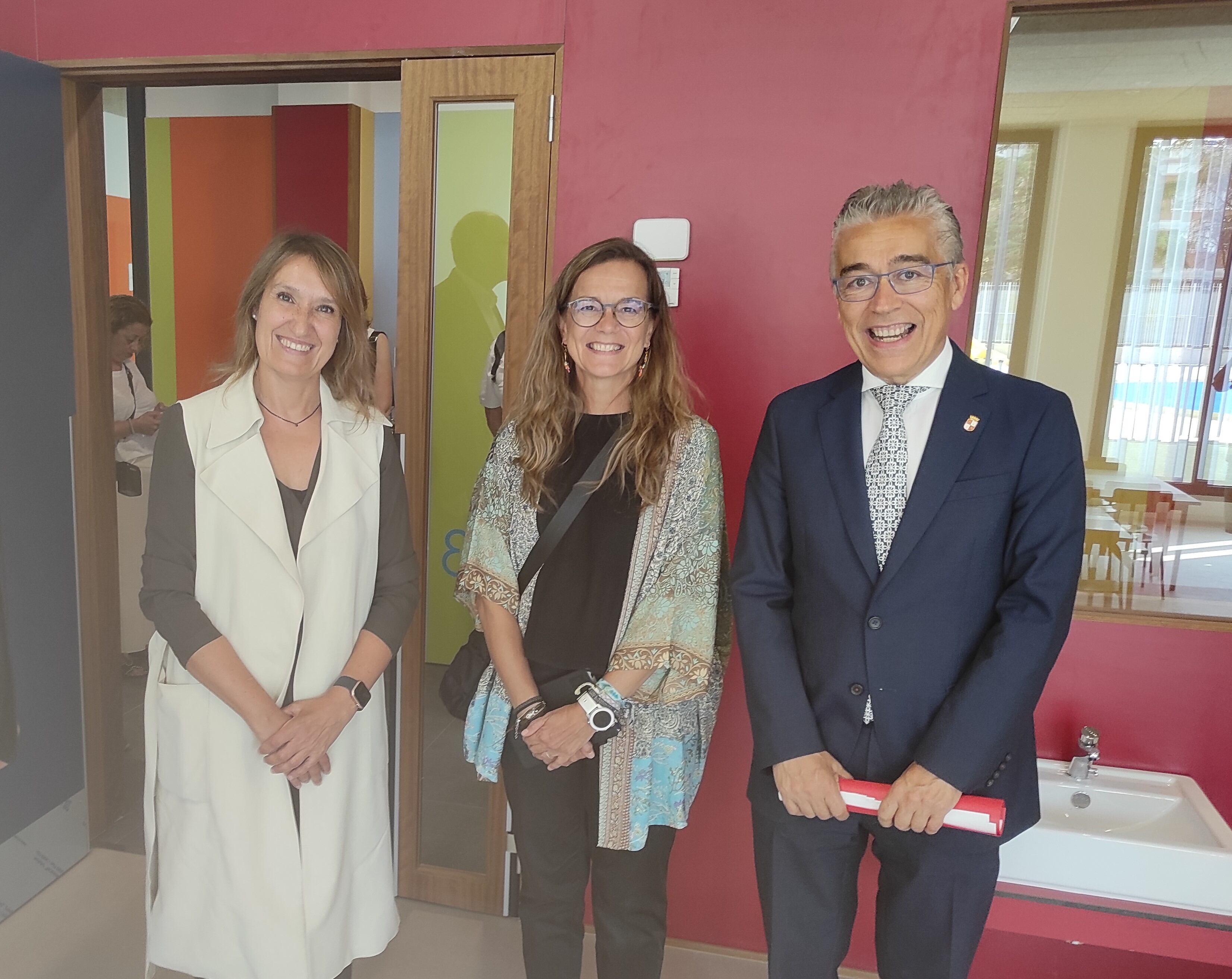 Rocío Lucas -izquierda-, consejera de Educación de la Junta de Castilla y León, visitando el Colegio Isabel de Basilea de Burgos. / Foto: Radio Castilla