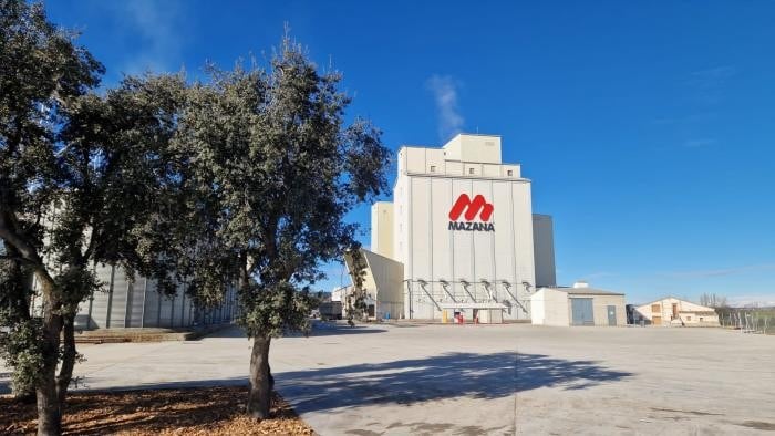 La visita a Piensos Mazana (Binéfar) ha permitido conocer de primera mano los procesos de fabricación y control del pienso. Foto: DGA